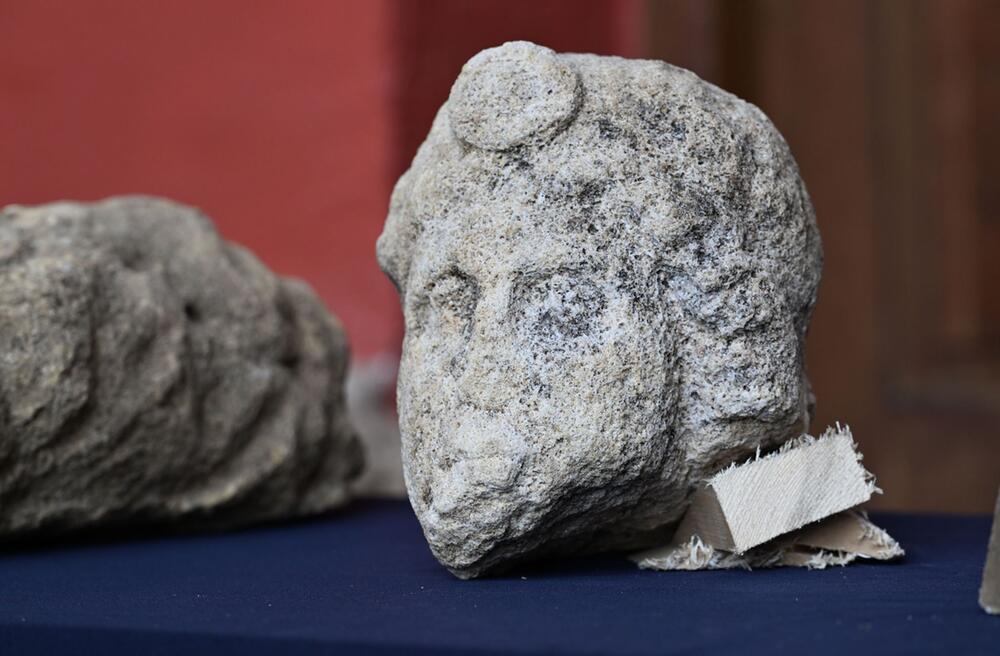 Präsentation Götterdenkmal nach archäologischen Grabungen