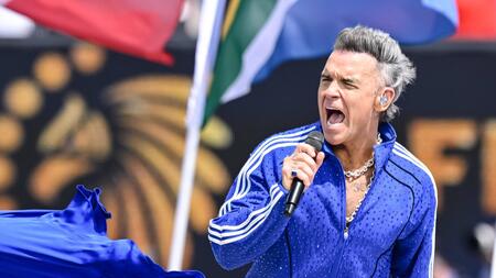 Robbie Williams klärt Rätsel um weißen Krümel im WM-Interview auf