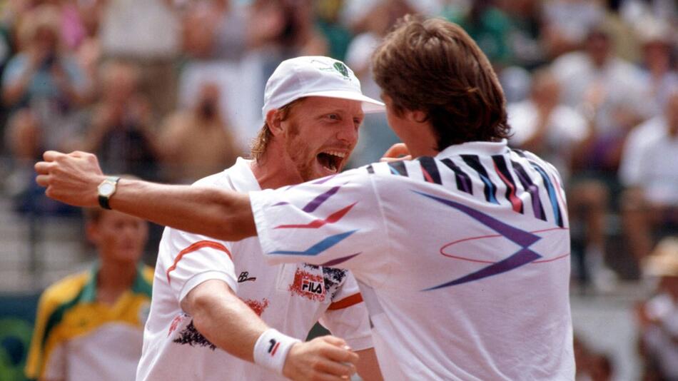 Boris Becker und Michael Stich bejubeln ihren Olympia-Sieg im Doppel 1992 in Barcelona