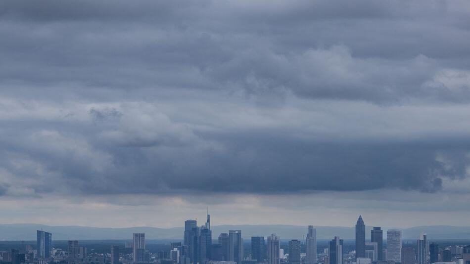 Dunkle Wolken über Bankenskyline von Frankfurt/Main