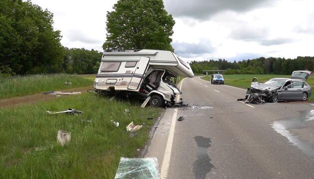 Drei Schwerverletzte nach Zusammenstoß von Caravan und Auto