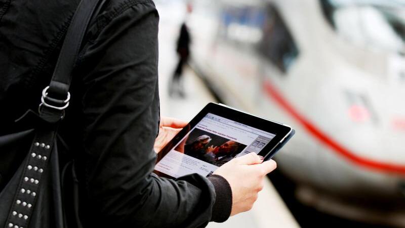 Bahnreisende mit Tablet