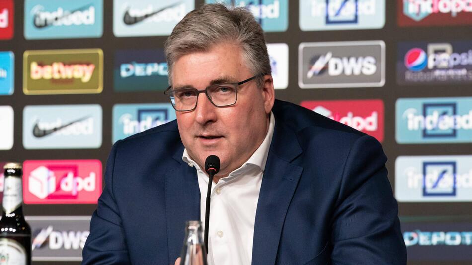 Eintracht Frankfurts Vorstandssprecher Axel Hellmann während einer Pressekonferenz am 2. Mai 2023