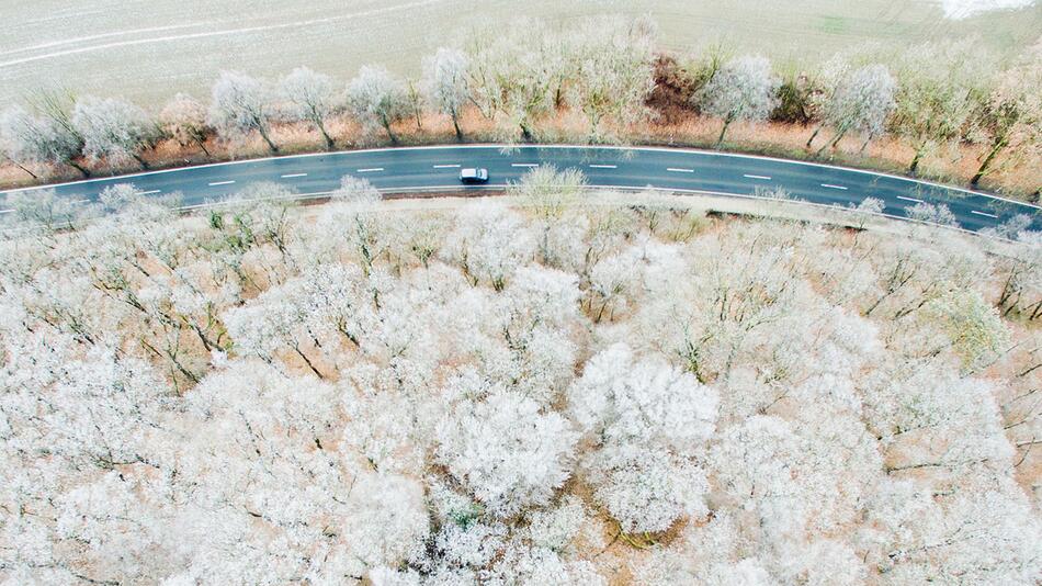 Auto fährt über eine Landstraße