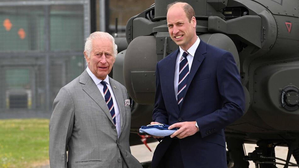 König Charles (l.) übergibt militärische Weihen an Prinz William.