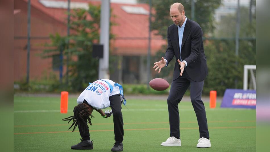 Prinz William trainierte im Anzug und mit Sneakern in London Football.