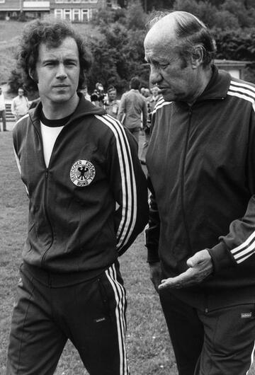 Bundestrainer Helmut Schön unterhält sich in Malente mit Franz Beckenbauer