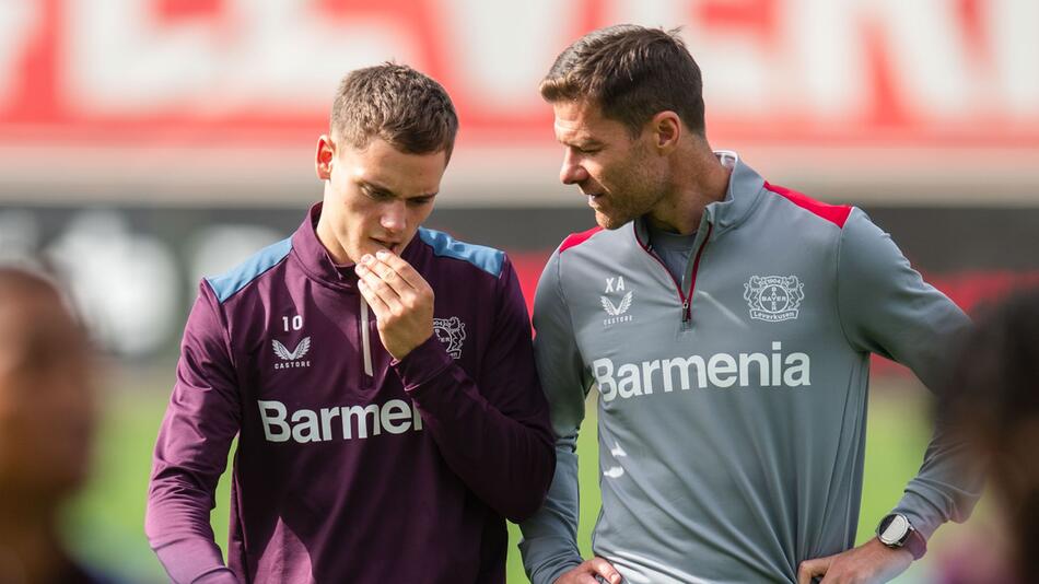 Florian Wirtz (l) und Xabi Alonso