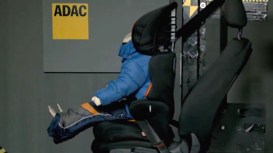 ADAC warnt: So gefährlich ist die Winterjacke beim Autofahren!