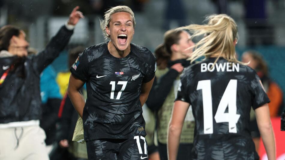 Hannah Wilkinson und Katie Bowen feiern den unerwarteten WM-Sieg über Norwegen