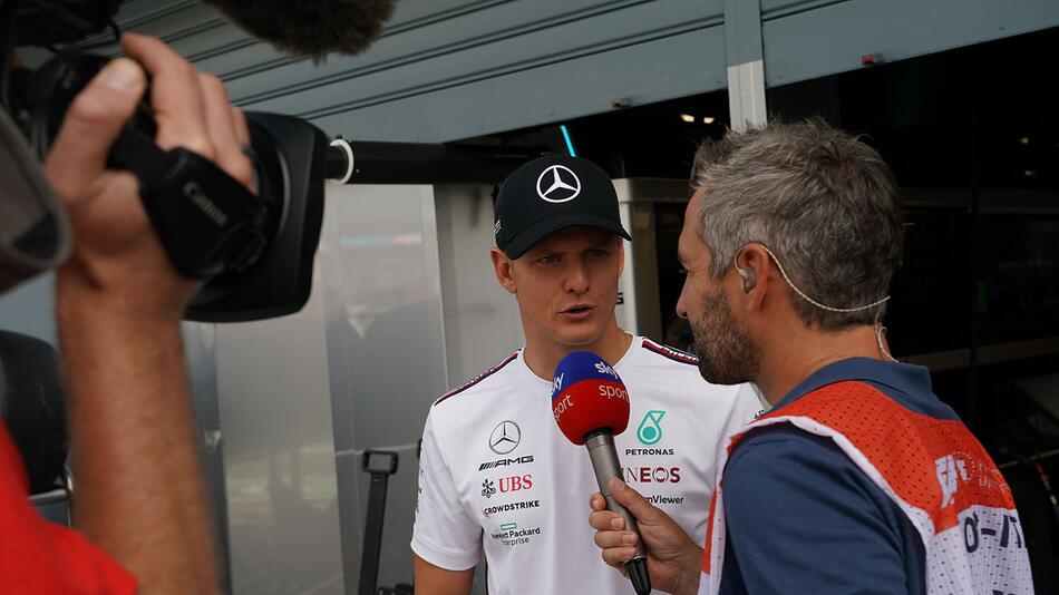 Ex-Formel-1-Pilot Timo Glock interviewt für den Pay-TV-Sender Sky Mick Schumacher