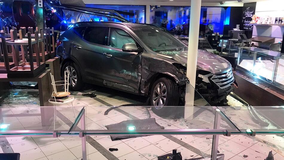 Auto in Metzgerei geschleudert