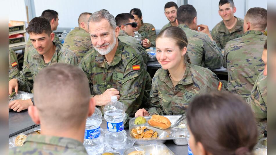 König Felipe VI. und Prinzessin Leonor beim Essen in der Militärkantine.