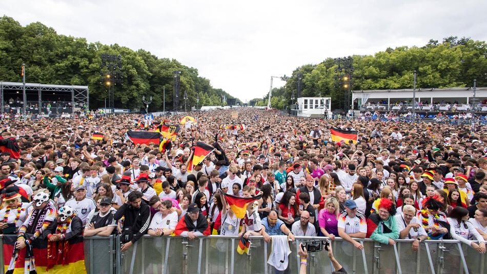 Fanmeile am Brandenburger Tor beim EM-Viertelfinale