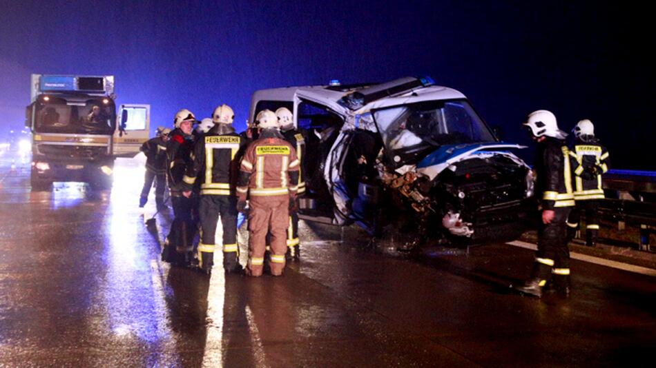 Polizeiauto rammt Lkw in Rettungsgasse