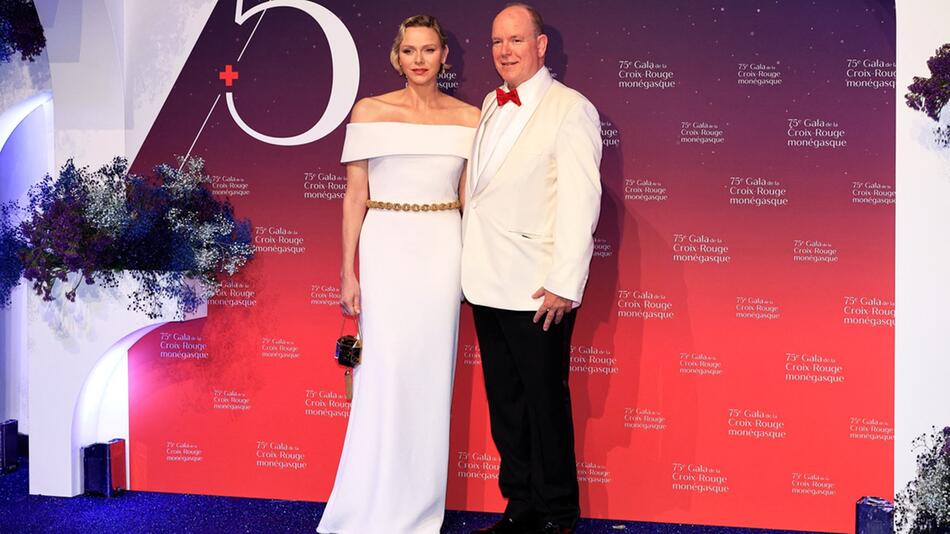 Das Fürstenpaar Charlène und Albert beim Rotkreuzball in Monaco.