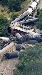 Gefahrgut an Bord: 35 Waggons entgleisen auf Zugstrecke in Texas