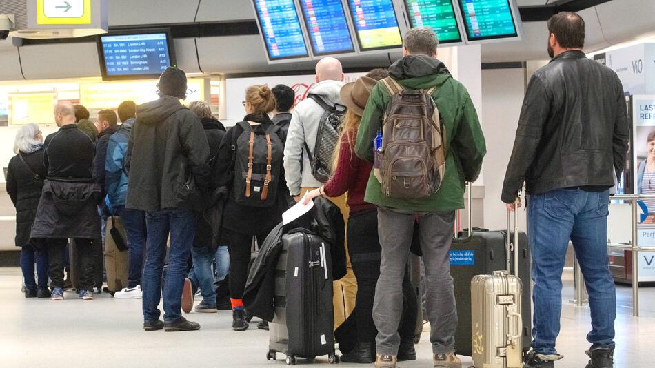 Warnstreik am Flughafen Tegel