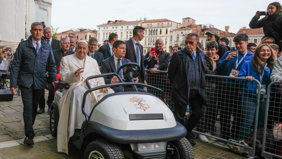 Papst zu Besuch bei Kunstbiennale in Venedig