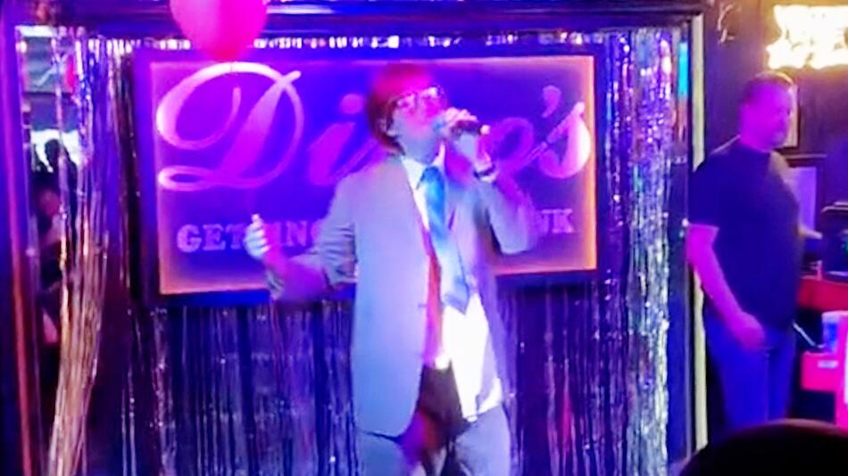 Inkognito: Weltberühmter Sänger singt eigenen Song in Karaoke-Bar