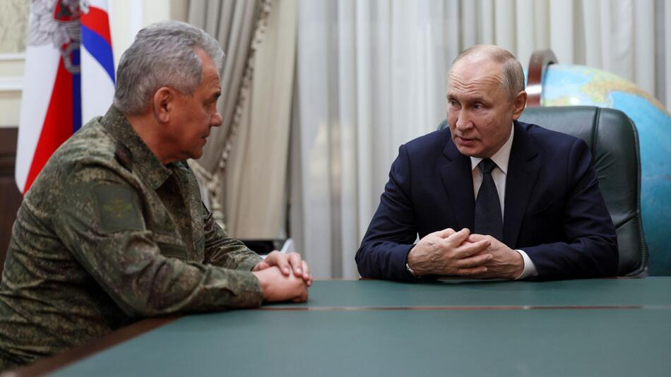 Ukraine-Krieg - Putin informiert sich im Führungskommando