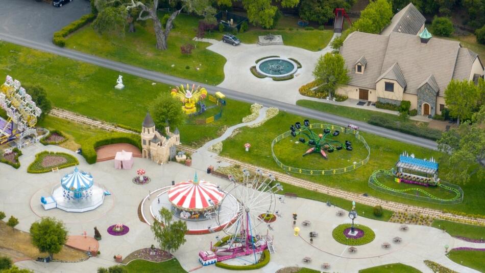 Die Neverland-Ranch, die zuletzt sehr verwahrlost war, erstrahlt für die Dreharbeiten zu ...