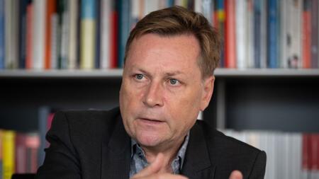 Universitäts-Präsident stellt sich vor SPD-Richterkandidatin