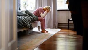 Frau Kopf in Hände Schlafzimmer