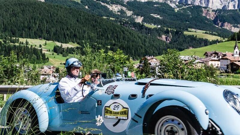 Oldtimer-Rallye vor malerischer Kulisse