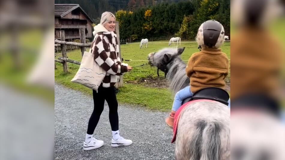 Lena Gercke verzweifelt im Urlaub in den Bergen am Pony ihrer Tochter.