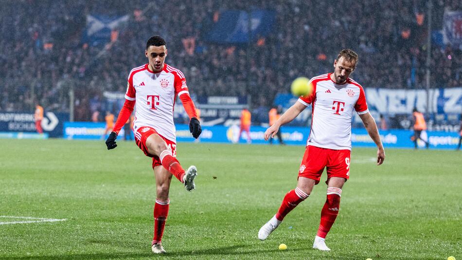 Die Bayern-Spieler Jamal Musiala und Harry Kane betätigen sich in Bochum als Platzräumer