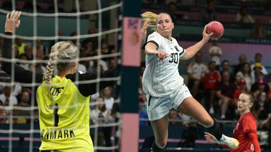 Handball-Nationalspielerin Jenny Behrend wirft auf das dänische Tor