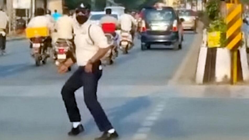 Indore, Indien, Polizist, Kreuzung, Verkehr, Tanz, Michael Jackson, 2022