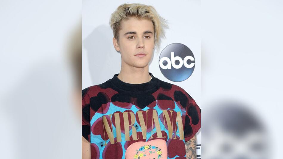 Justin Bieber mit einem Nirvana-T-Shirt bei den American Music Awards 2015.