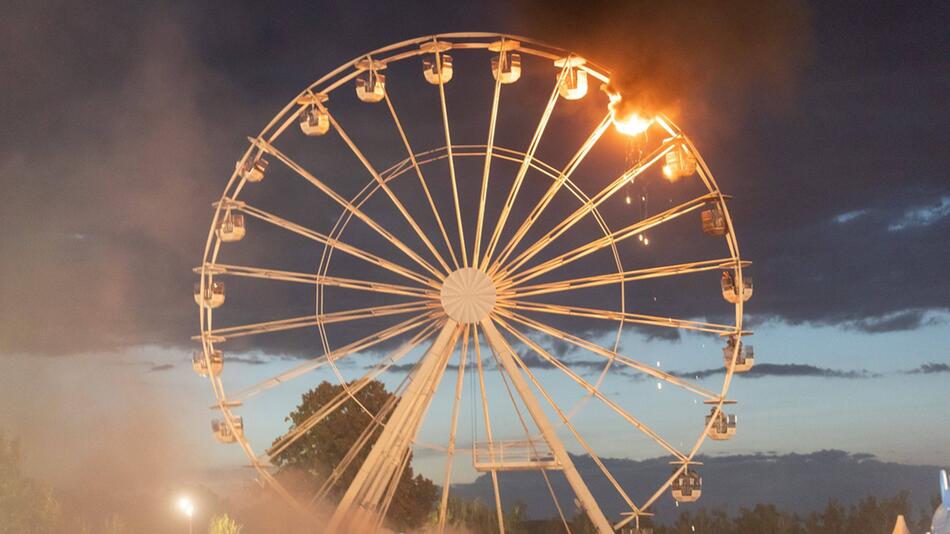 Zwei Gondeln des Riesenrads auf dem Highfield-Festival standen in Flammen.