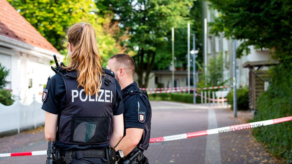 Lehrkraft auf Parkplatz niedergestochen