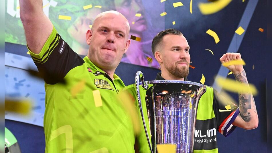 Michael "Mighty Mike" van Gerwen (l.) und Kevin Großkreutz schnappten sich vor zwei Jahren den ...