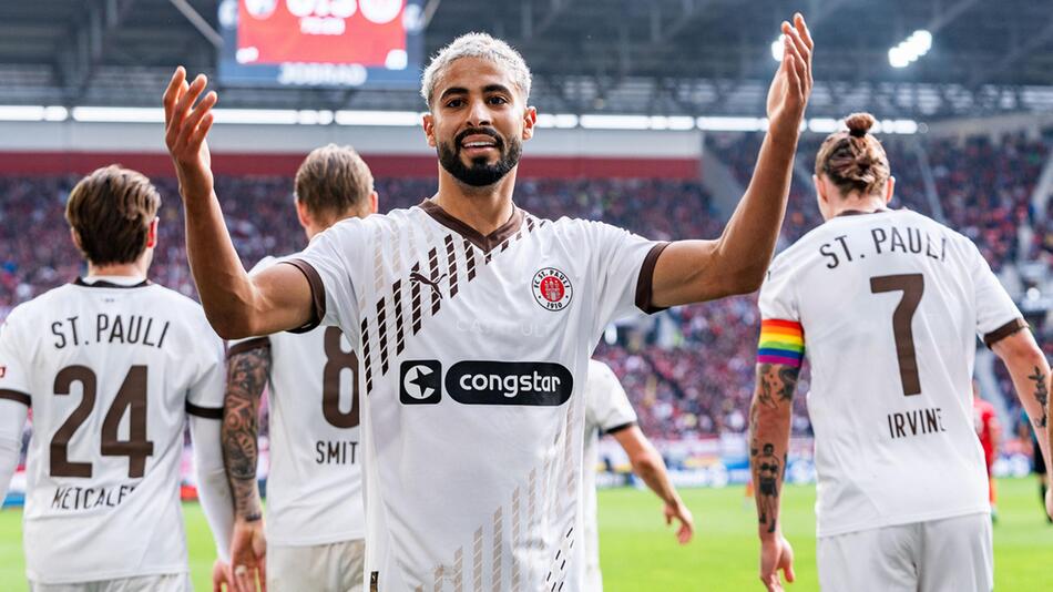 St. Paulis Doppeltorschütze Elias Saad bejubelt sein Tor zum 3:0 in Freiburg