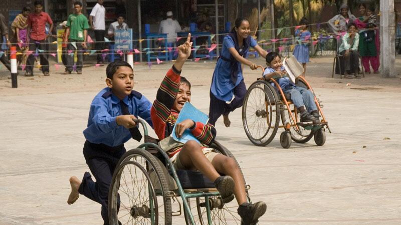 Behinderte Kinder spielen