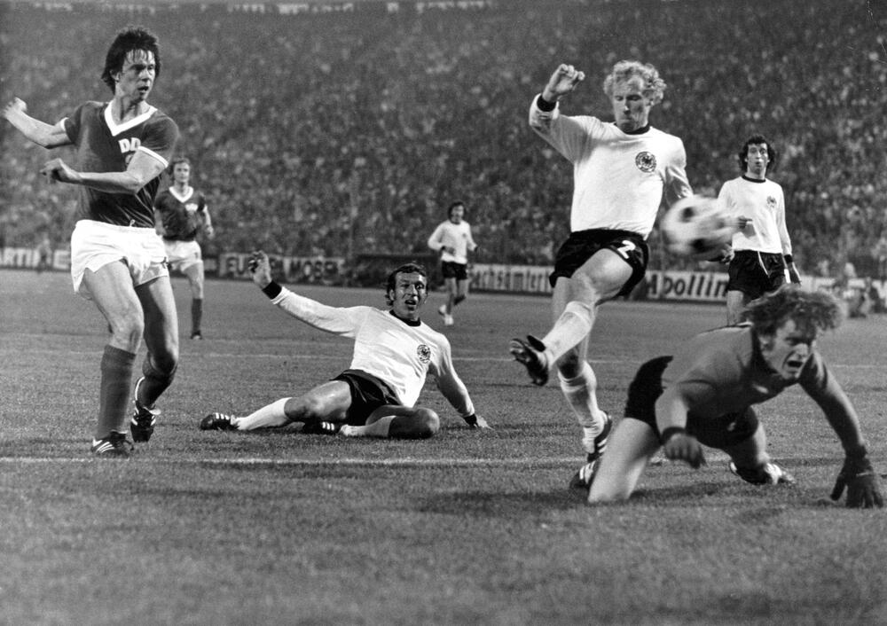 Am 22. Juni 1974 trifft Jürgen Sparwasser zum Sieg der DDR-Nationalmannschaft gegen die DFB-Elf
