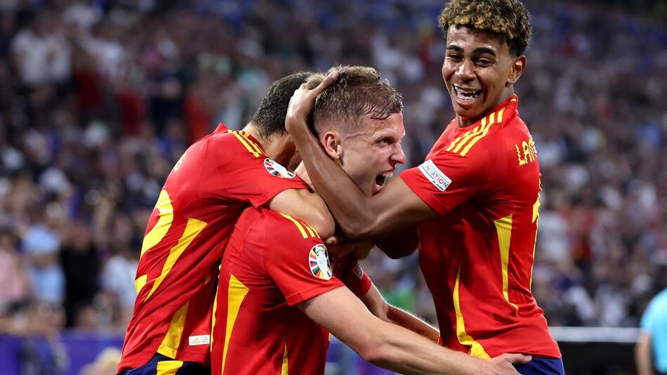 Dani Olmo bejubelt seinen Treffer zum 2:1 gegen Frankreich.