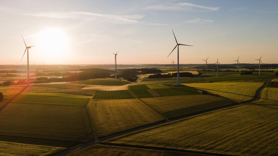 Windräder im Sonnenaufgang