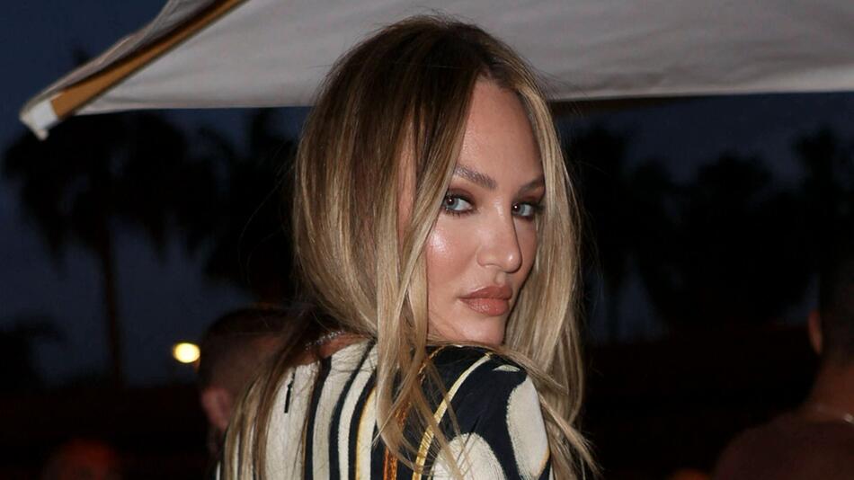 Model Candice Swanepoel zeigt in Cannes ihre perfekt gestylten Feathered Eyebrows.