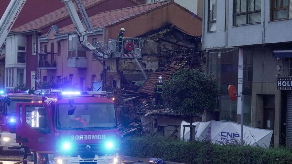 Wohnhaus stürzt nach Explosion in Santander