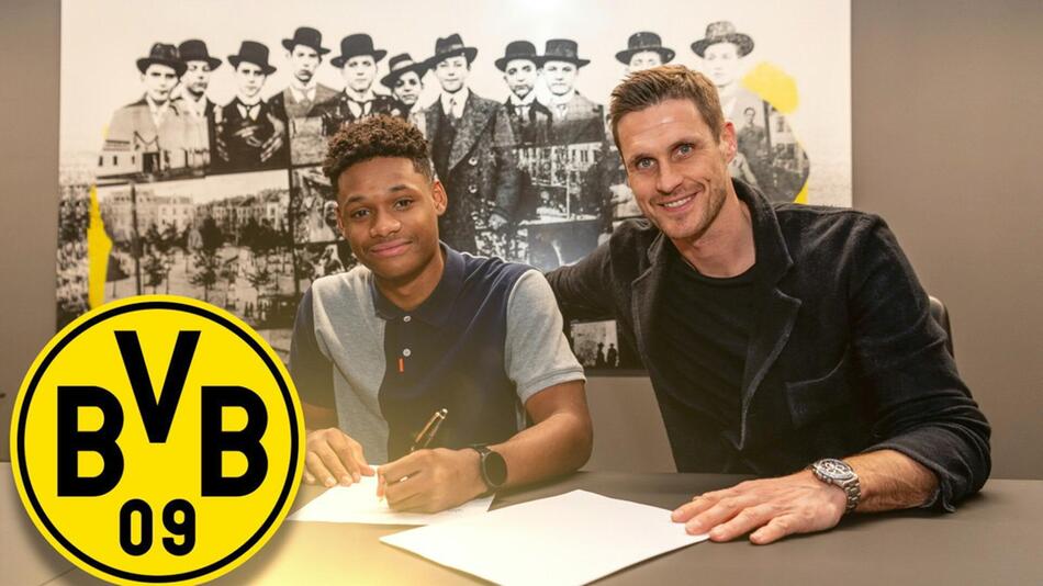 Borussia Dortmunds Sportdirektor Sebastian Kehl bei der Unterschrift mit Julien Duranville
