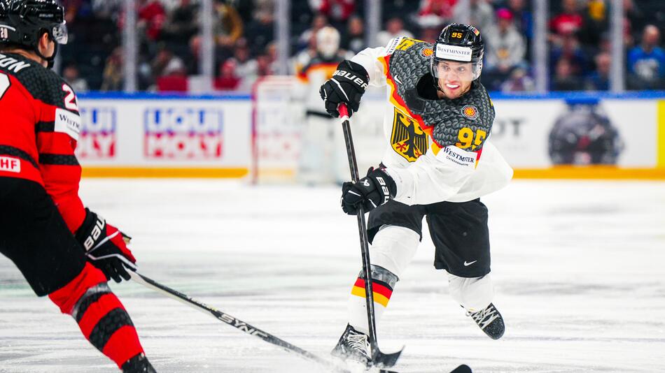 Der deutsche Flügelstürmer Frederik Tiffels zieht im WM-Finale 2023 gegen Kanada ab