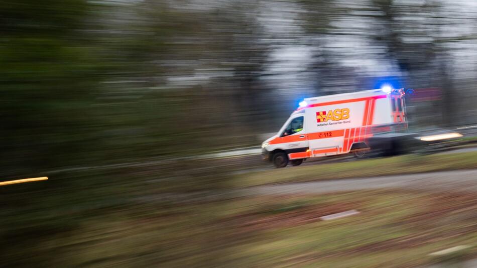 Ein Rettungswagen ist mit Blaulicht im Einsatz