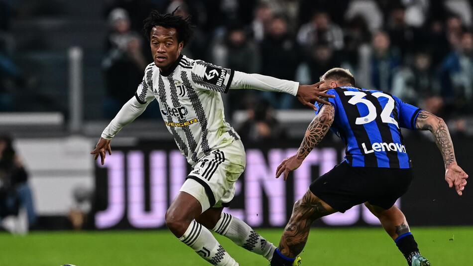 Juventus Turins Juan Cuadrado setzt sich gegen Inters Federico Dimarco durch