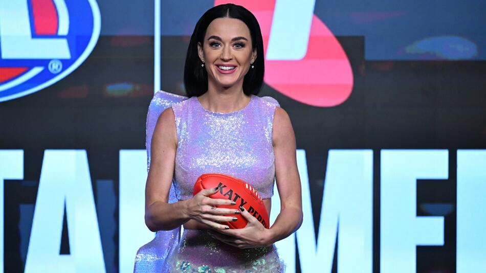 Katy Perry mit Football und Glitzeroutfit.