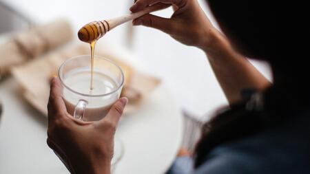 Milch mit Honig bei Erkältung? Das sagt ein Arzt